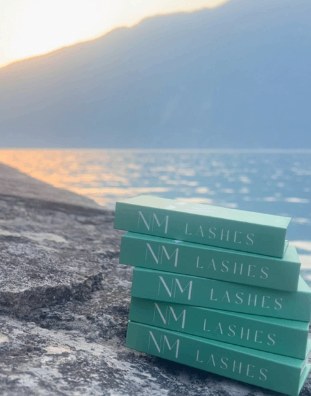 Box NM Lashes davanti al mare al tramonto