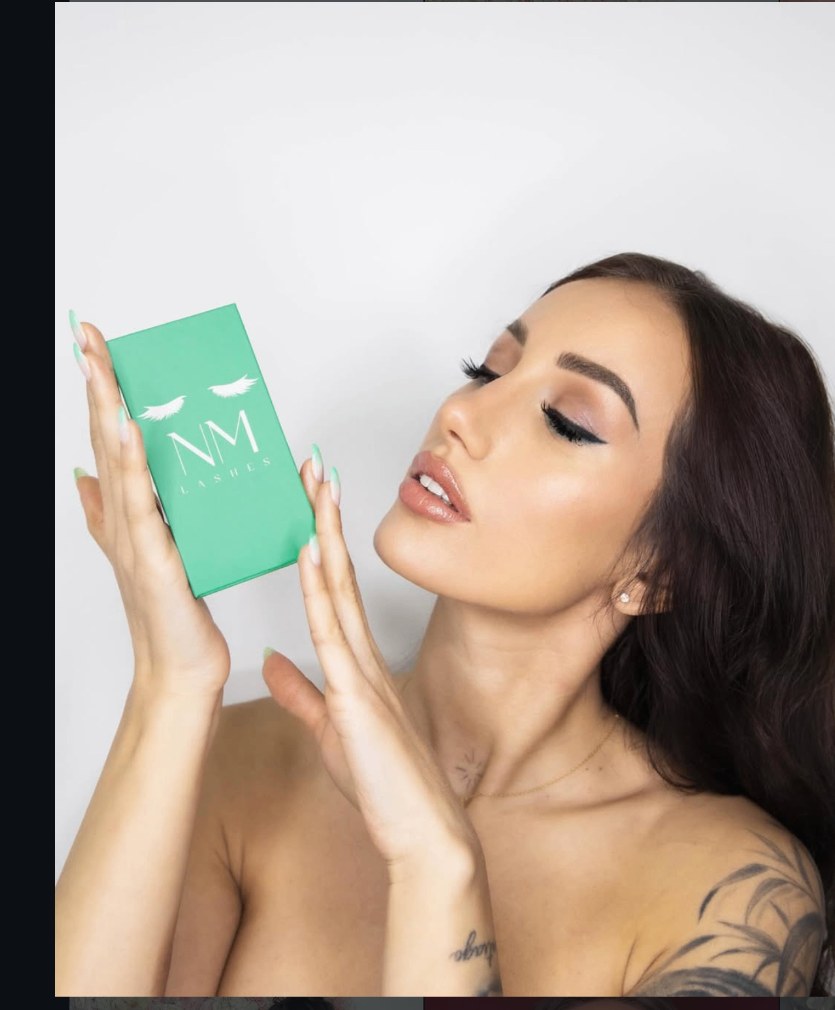 Noemi con box NM Lashes — campagna editoriale
